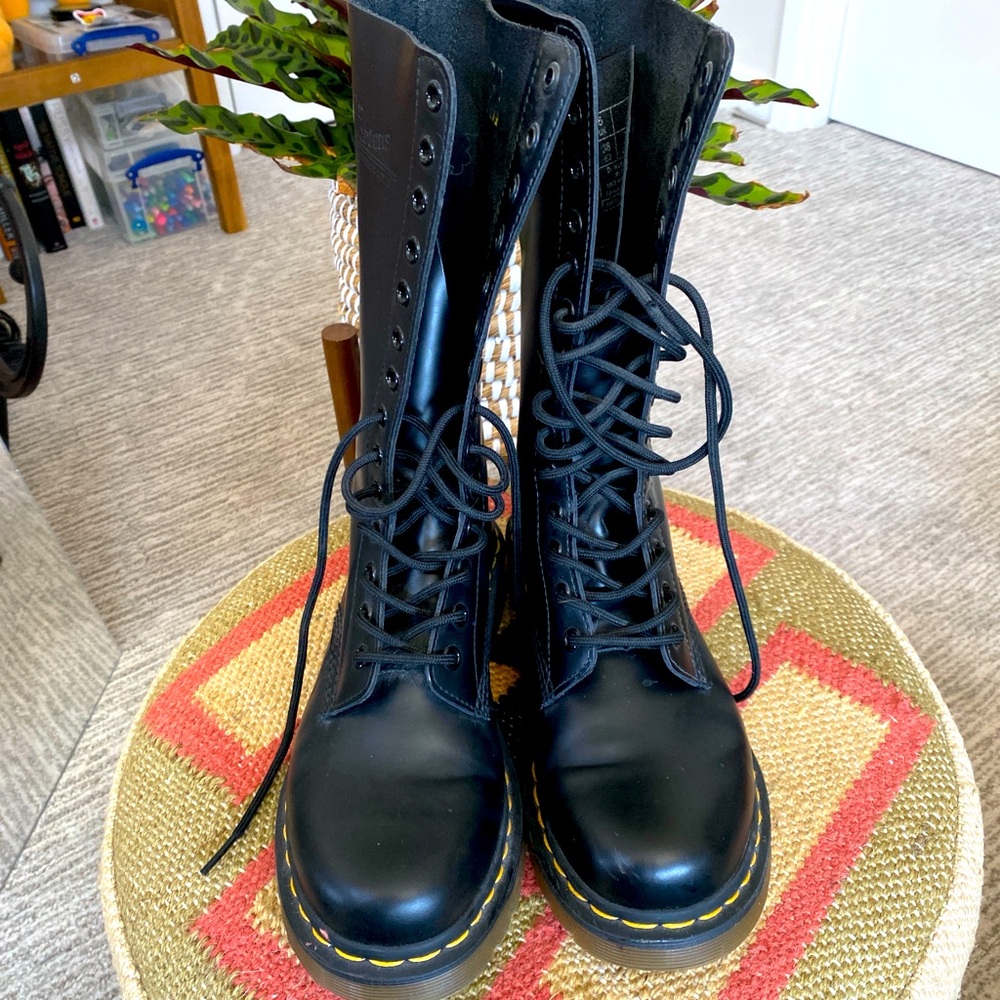 Dr. Martens lace up mid calf combat boots 🖤 - like new!
